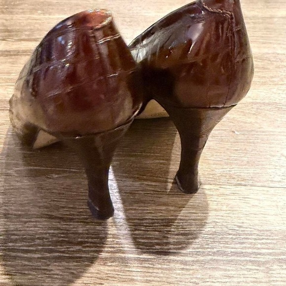 Bandolino Vintage Brown Embossed Patent Leather Pumps Made in Spain - Picture 5 of 5